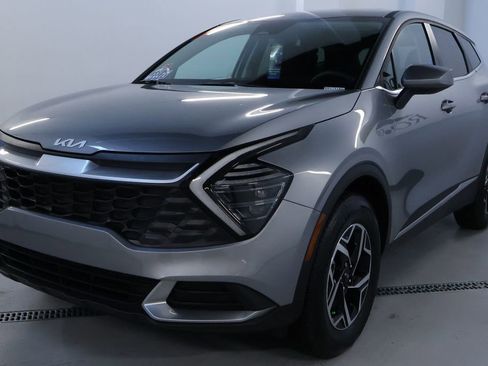 Used 2024 Kia Sportage LX image 3