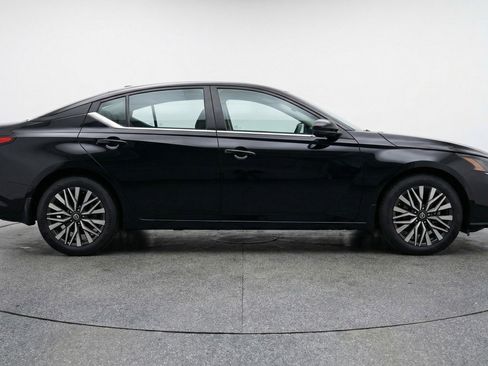 Used 2025 Nissan Altima 2.5 SV FWD image 11