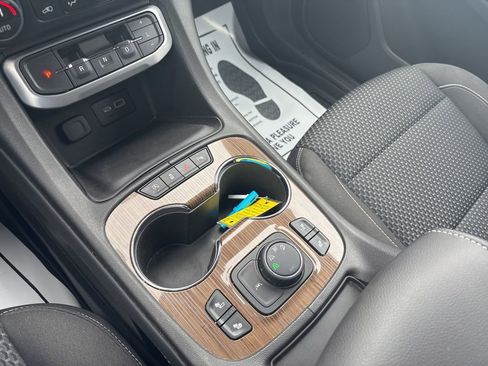 Certified 2023 GMC Acadia SLE w/ Driver Convenience Package image 17