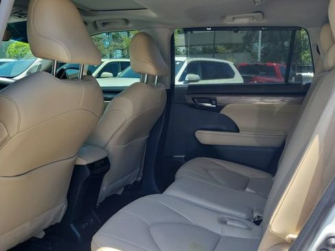 Used 2025 Toyota Highlander Limited FWD image 8