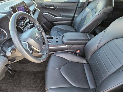 Used 2024 Toyota Highlander XLE image 13