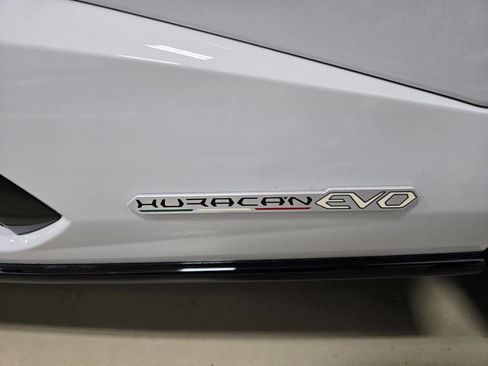 Used 2024 Lamborghini Huracan EVO image 14