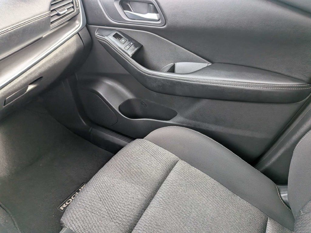 Used 2025 Nissan Rogue SV AWD/4WD image 24