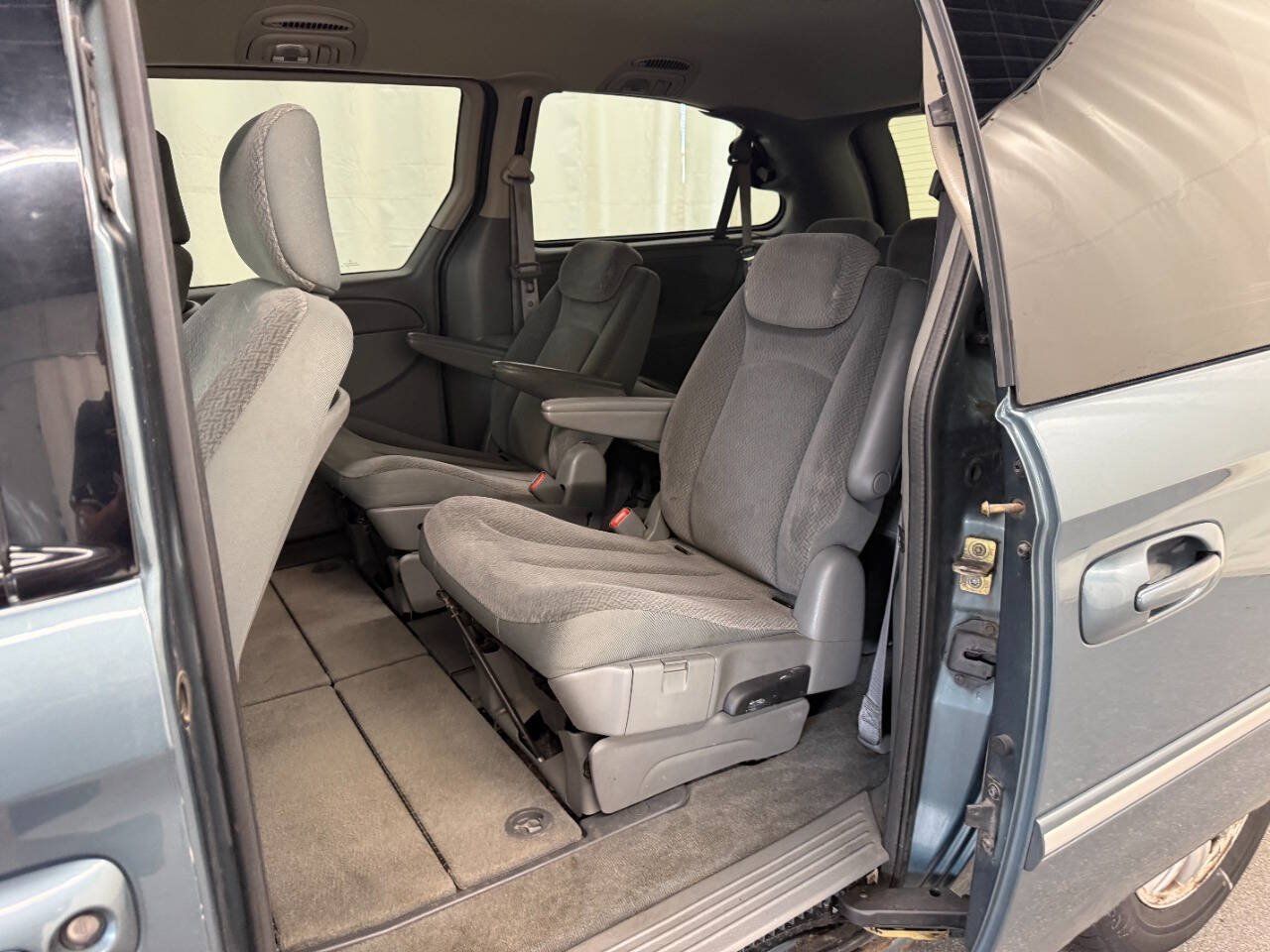 Used 2006 Chrysler Town & Country Touring FWD image 8