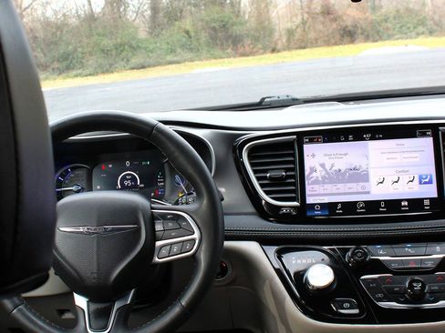 Used 2023 Chrysler Pacifica Touring-L image 22