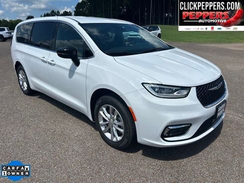 Used 2026 Chrysler Pacifica Select AWD/4WD image 3