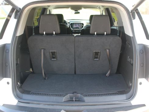Used 2023 GMC Acadia SLE w/ Driver Convenience Package FWD image 11