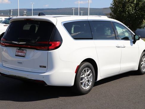 New 2026 Chrysler Pacifica Select image 6