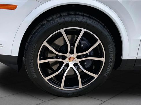 Used 2025 Porsche Cayenne image 9