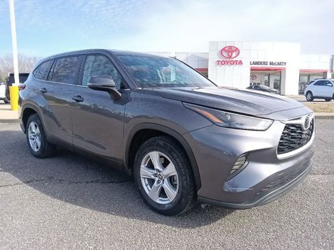 Used 2023 Toyota Highlander L image 1