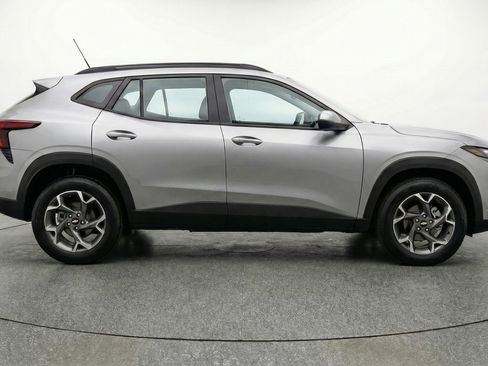 Used 2025 Chevrolet Trax LT FWD image 11