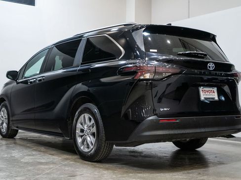 Used 2025 Toyota Sienna XLE image 4