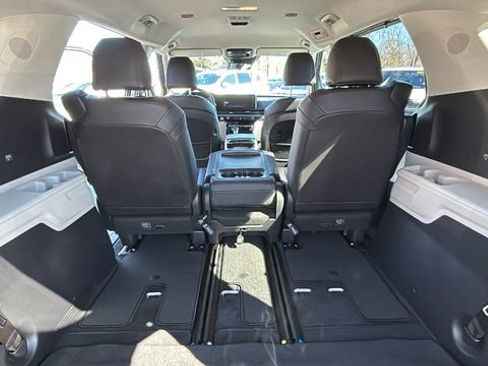 Used 2024 Kia Carnival EX image 33