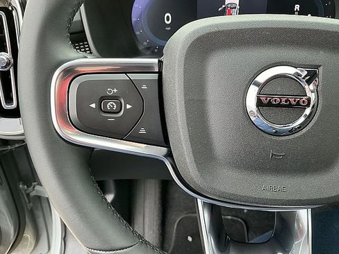 Used 2025 Volvo XC40 B5 Plus image 27