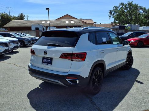 Certified 2024 Volkswagen Taos SE w/ Panoramic Sunroof Package image 7