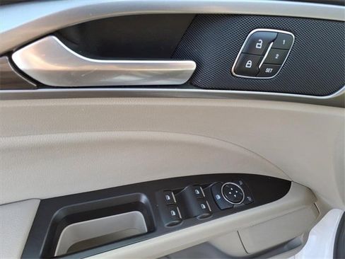 Used 2017 Ford Fusion SE w/ Fusion SE Technology Package image 18