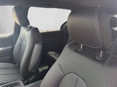 New 2027 Chrysler Pacifica Select FWD image 4