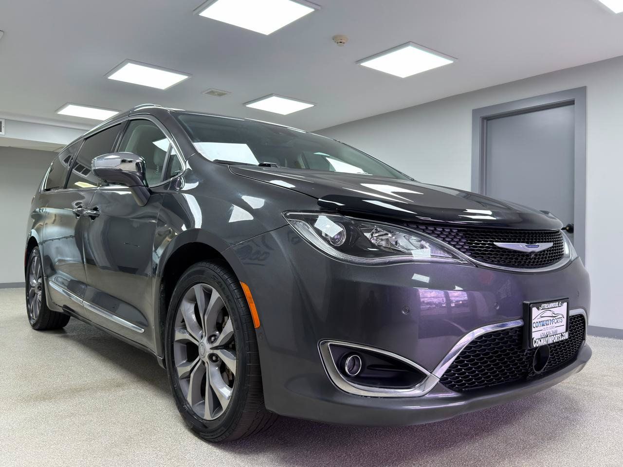 Used 2020 Chrysler Pacifica Limited w/ Tire & Wheel Group FWD image 4
