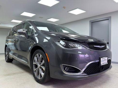 Used 2020 Chrysler Pacifica Limited w/ Tire & Wheel Group FWD image 4