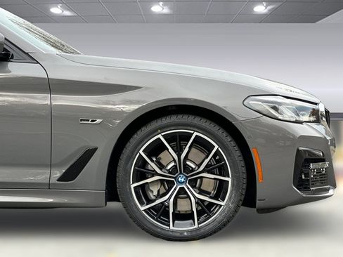 Used 2022 BMW 530e w/ Premium Package image 35