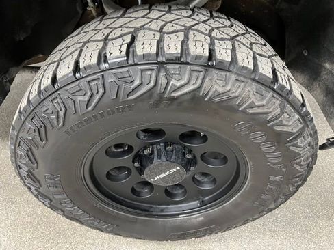 Used 2024 Chevrolet Silverado 2500 ZR2 w/ Technology Package image 18