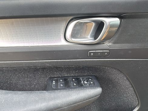 Used 2020 Volvo XC40 T5 Momentum w/ Protection Package Premier image 13