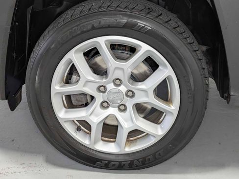 Used 2018 Jeep Renegade Latitude AWD/4WD image 3
