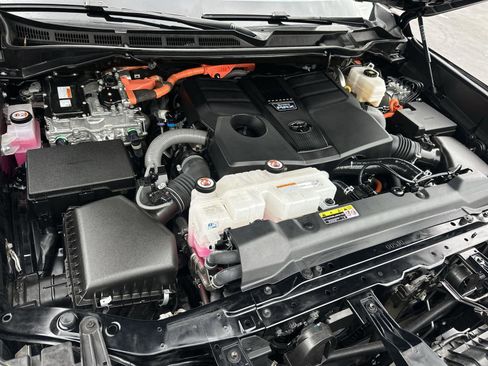 Used 2025 Toyota Sequoia Capstone AWD/4WD image 10