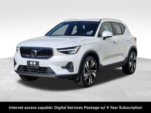 Certified 2025 Volvo XC40 B5 Plus AWD/4WD image 5