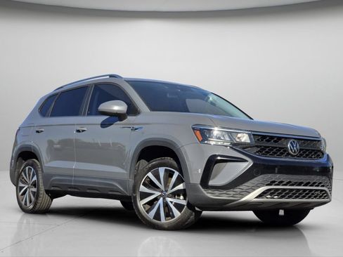 Used 2022 Volkswagen Taos SE w/ IQ.Drive SE Package AWD/4WD image 2