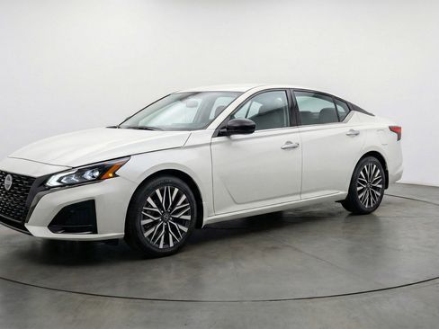 Used 2025 Nissan Altima 2.5 SV FWD image 3