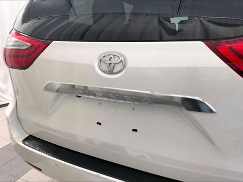 Used 2017 Toyota Sienna Limited image 28