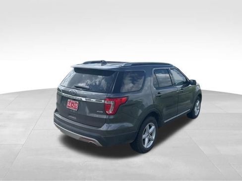 Used 2017 Ford Explorer XLT w/ Equipment Group 202A AWD/4WD image 3