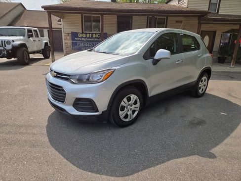 Used 2018 Chevrolet Trax LS FWD image 2
