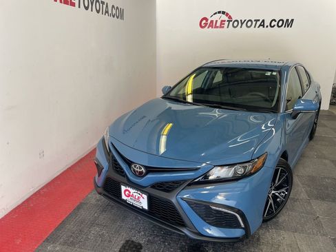 Used 2023 Toyota Camry SE image 3
