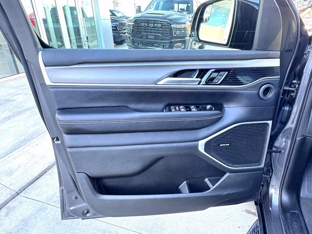 Used 2025 Jeep Wagoneer Series II AWD/4WD image 11