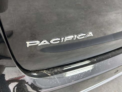 Used 2026 Chrysler Pacifica Limited FWD image 10