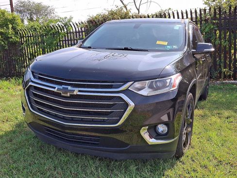 Used 2020 Chevrolet Traverse LT image 2