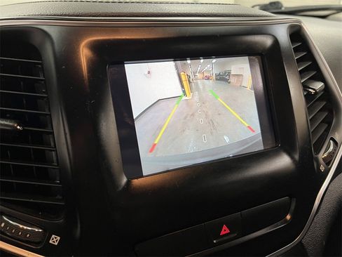 Used 2020 Jeep Cherokee Latitude w/ Cold Weather Group image 19