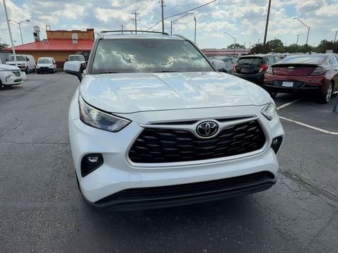 Used 2023 Toyota Highlander XLE AWD/4WD image 3