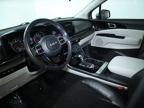 Used 2024 Kia Carnival EX FWD image 19