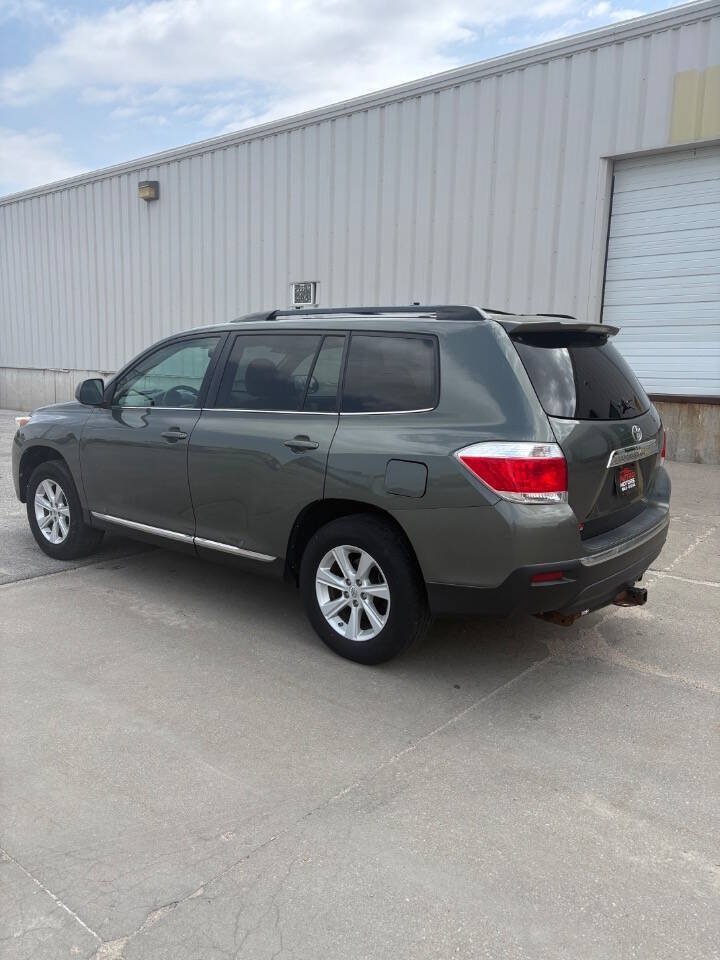 Used 2013 Toyota Highlander Plus FWD image 6