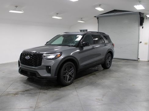 Used 2025 Ford Explorer ST-Line w/ ST-Line Street Pack image 4