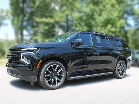Used 2025 Chevrolet Suburban RST w/ RST Capability Package AWD/4WD image 3