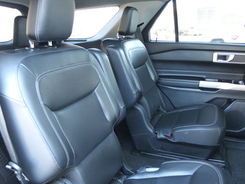 Used 2022 Ford Explorer XLT w/ Equipment Group 202A image 18