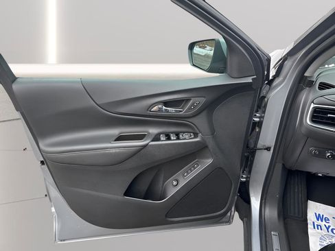 Used 2023 Chevrolet Equinox Premier image 18