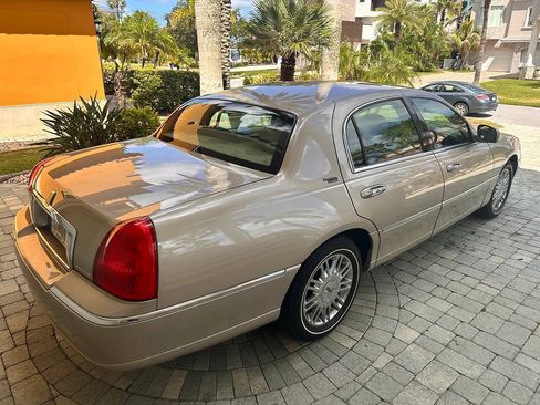 Used 2007 Lincoln Town Car Signature Limited RWD image 32