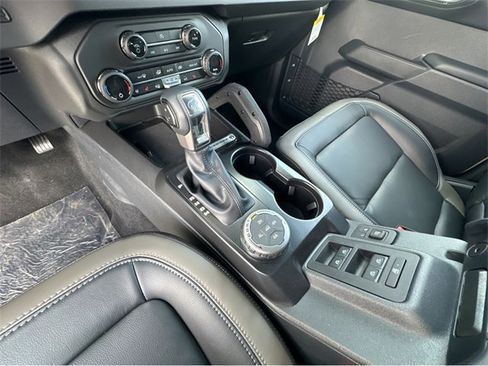 New 2025 Ford Bronco Outer Banks w/ Sasquatch Package image 18
