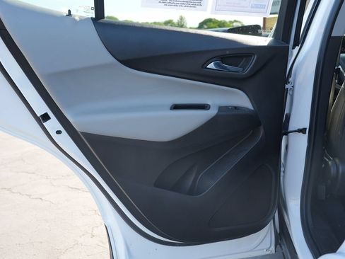 Used 2020 Chevrolet Equinox LS AWD/4WD image 19