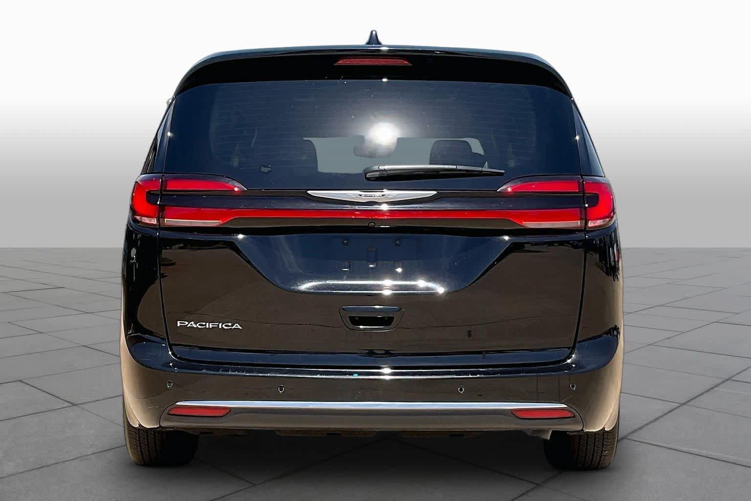 Used 2024 Chrysler Pacifica Touring-L FWD image 6